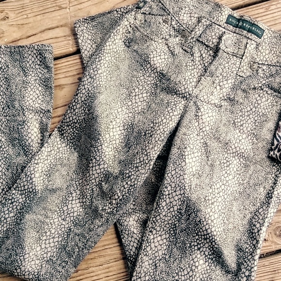 Rock&Republic Metallic Snakeskin Ltwt Size 2 Jeans - Picture 4 of 6
